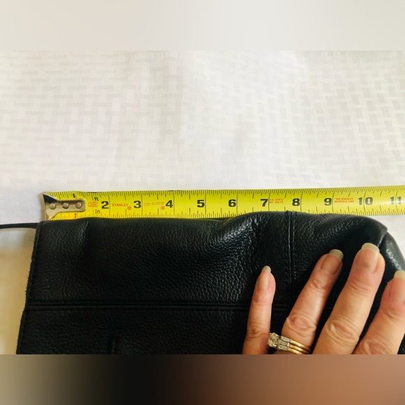 The Sak Black Leather Messenger Bag Sleek and Versatile, Excellent Condition - Picture 7 of 8